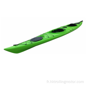 2 + 1 assis dans le kayak de kayak de l&#39;océan familial